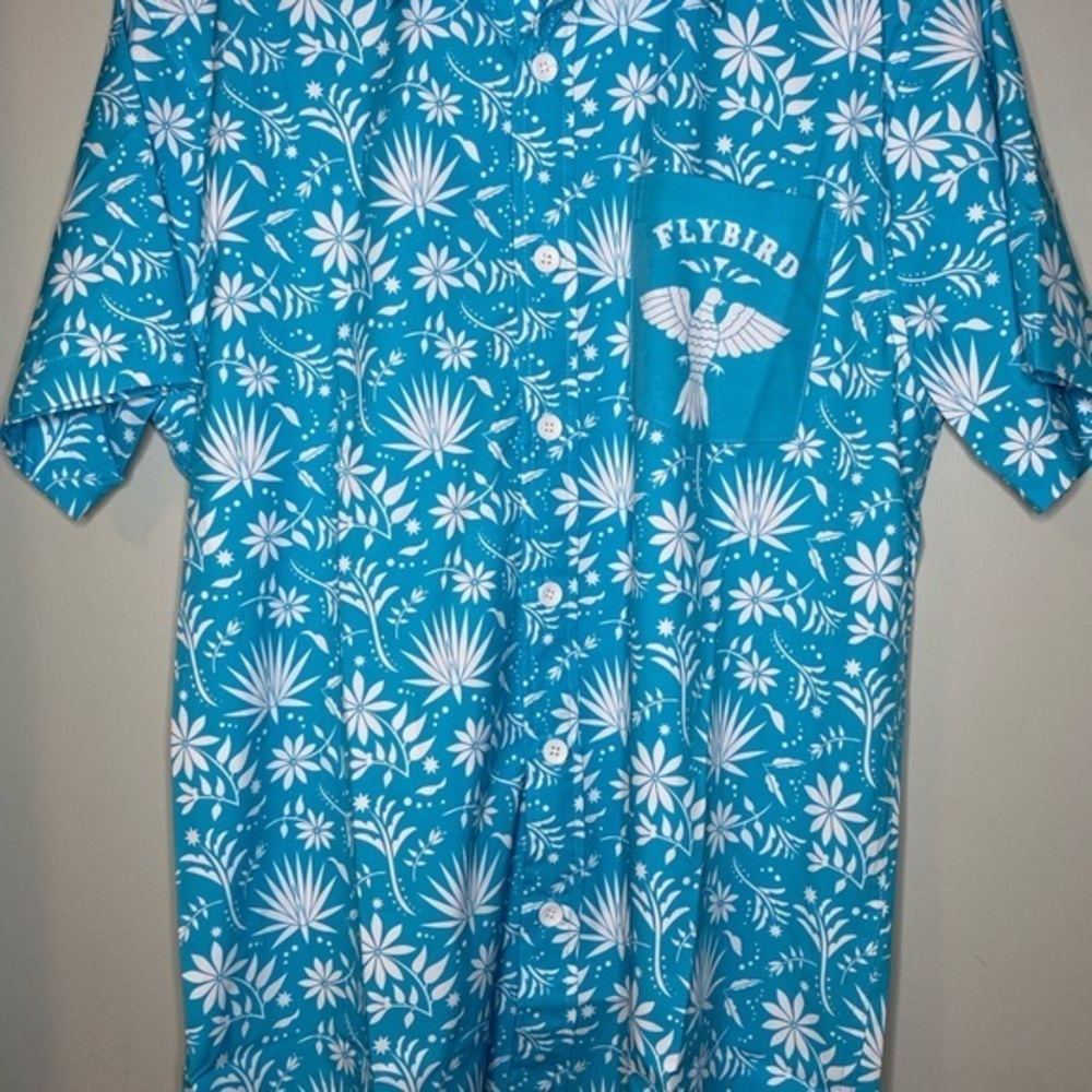 Roody Men’s Size Large Blue and White Hawaiian Print shirt